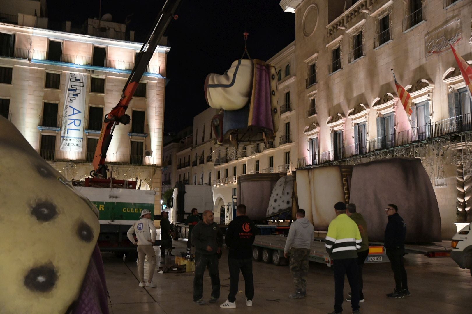 La llegada del Belén gigante de Alicante durante la madrugada, foto a foto