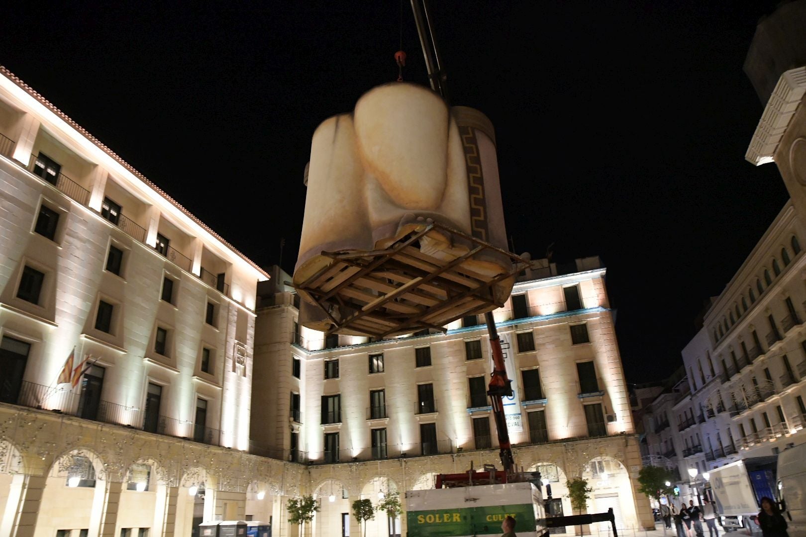 La llegada del Belén gigante de Alicante durante la madrugada, foto a foto