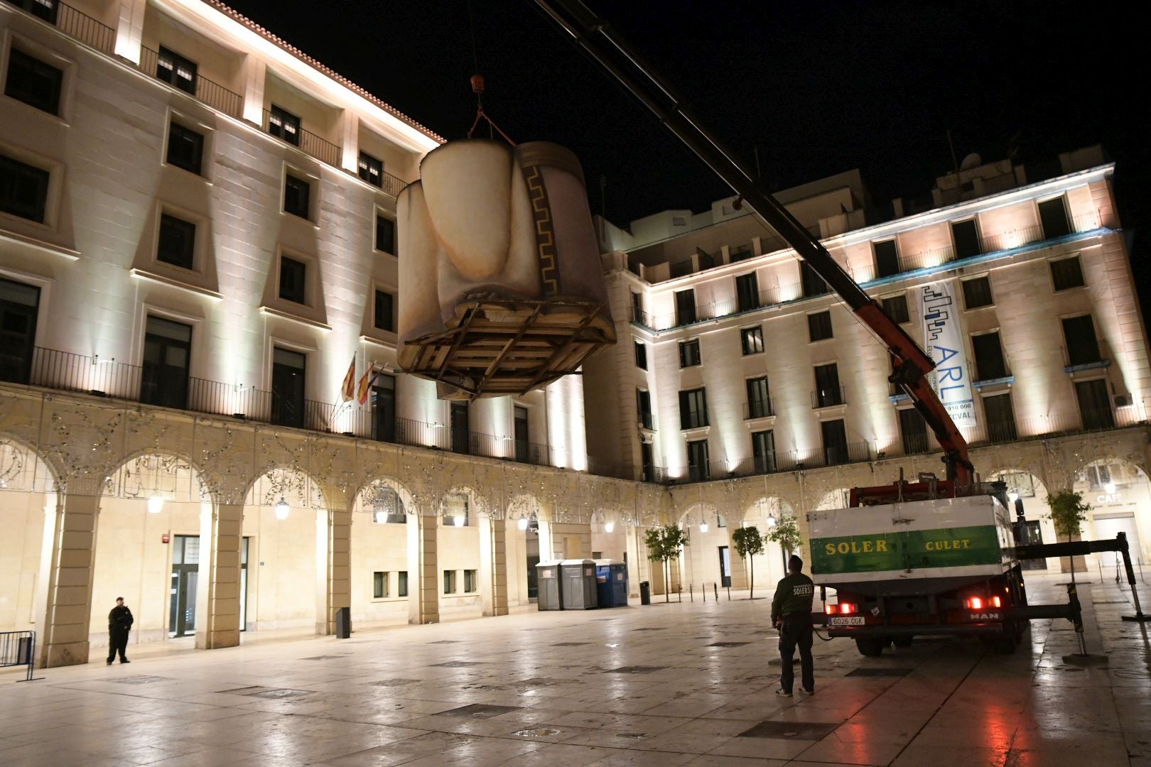 La llegada del Belén gigante de Alicante durante la madrugada, foto a foto