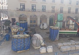 Acopio del Belén gigante de Alicante.