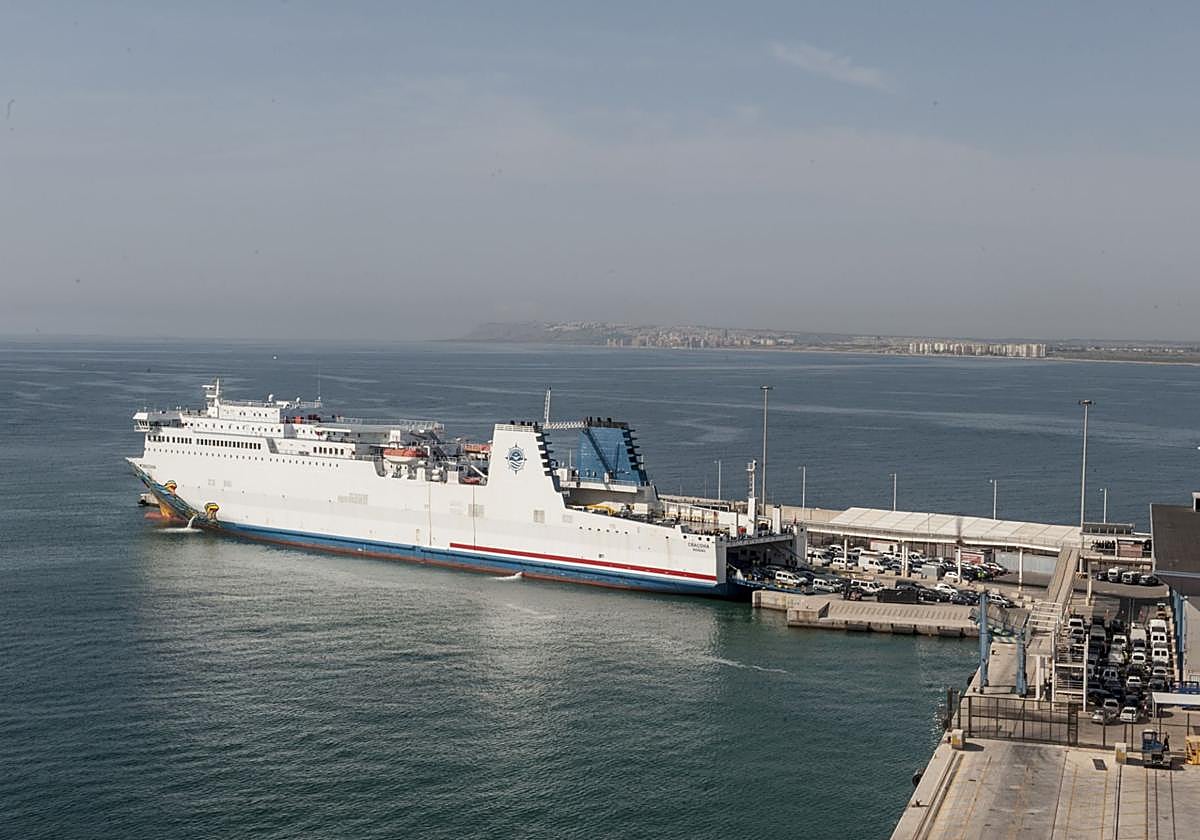 Ferri con Argelia en el puerto de Alicante.