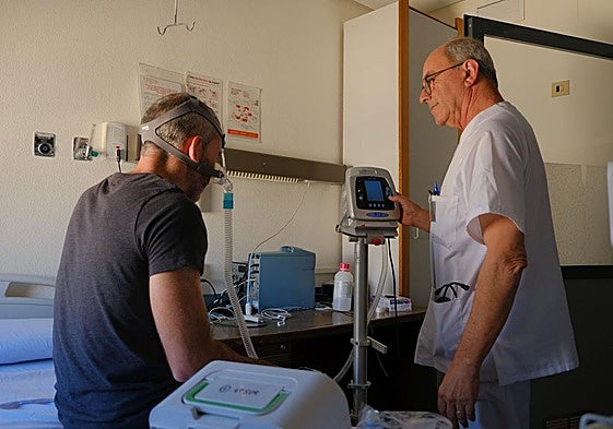 Médico y paciente en la Unidad del Sueño del Hospital de Sant Joan d'Alacant.