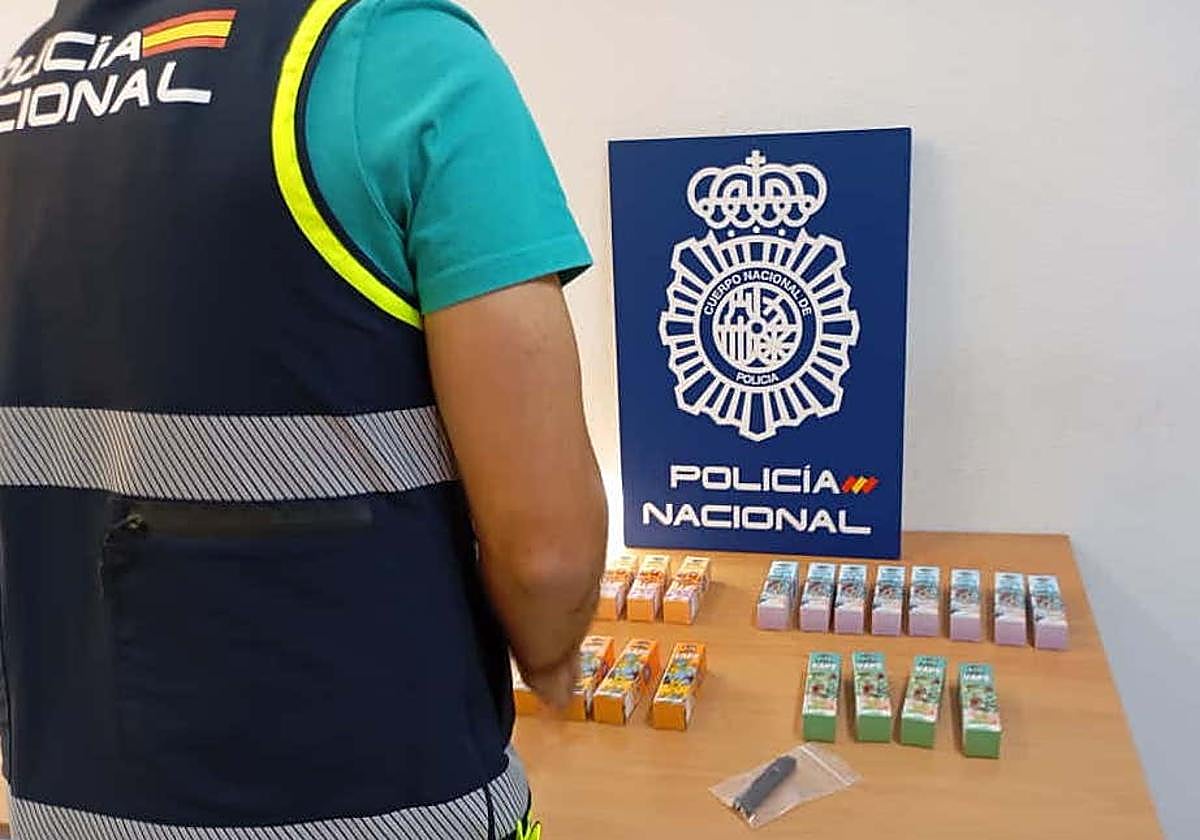Agentes de Policía Nacional con los vapeadores incautados.