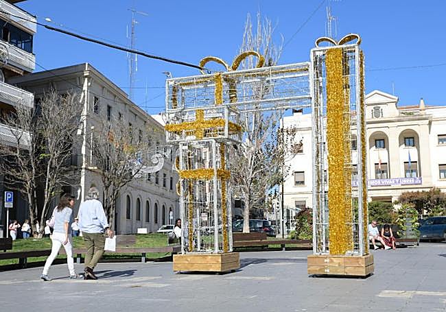 Adorno de luces en la plaza de la Montañeta.
