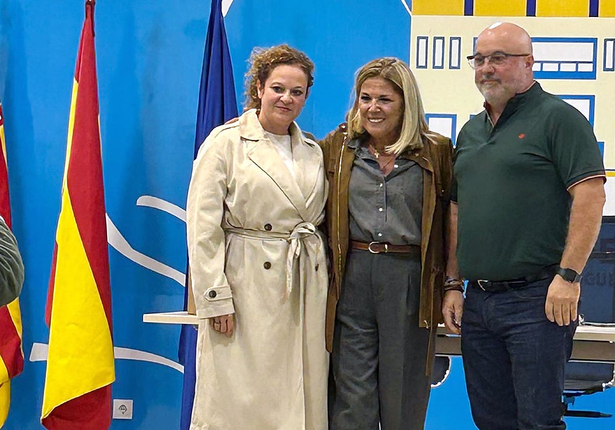 From left to right, Susana Martínez, outgoing president; Mariló Cebreros, Councillor for Festivities, and Ramón Cano