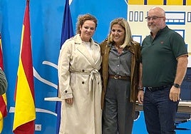 De izquierda a derecha, Susana Martínez, presidenta saliente; Mariló Cebreros, concejala de Fiestas, y Ramón Cano