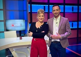Mireia Llinares y Juan Nieto, presentadores de À Punt et busca.