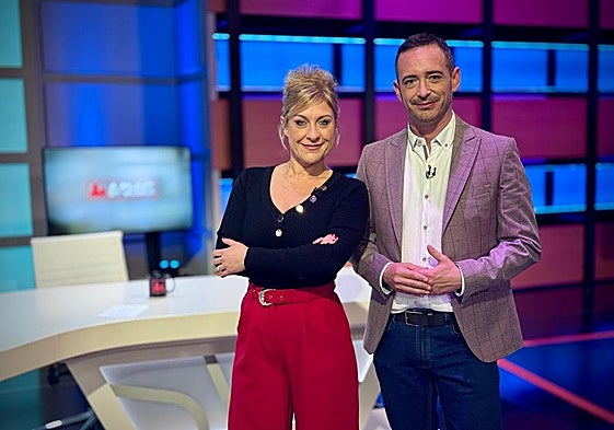 Mireia Llinares y Juan Nieto, presentadores de À Punt et busca.