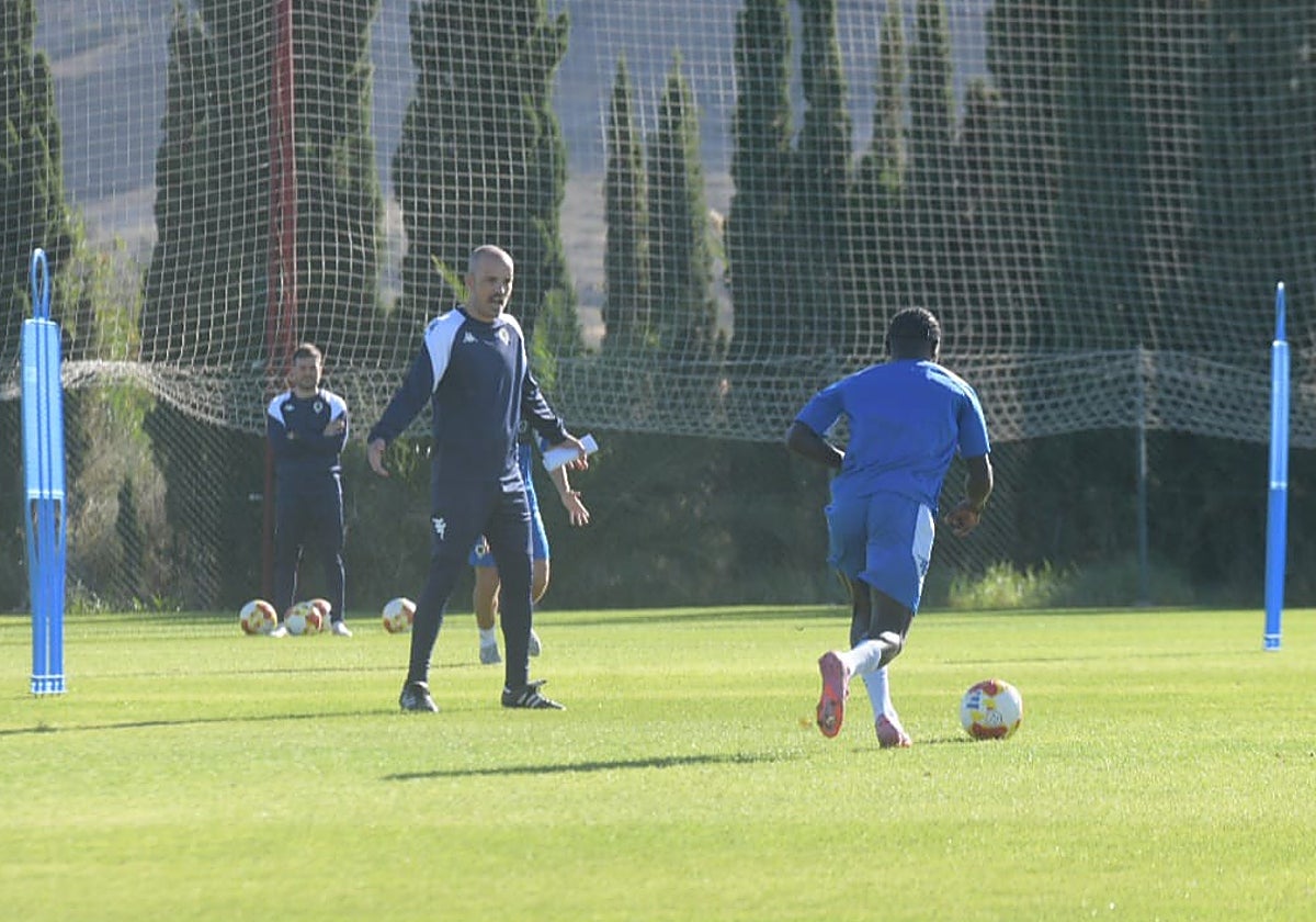 Beto Company da instrucciones a Vique Gomes este martes en Fontcalent.