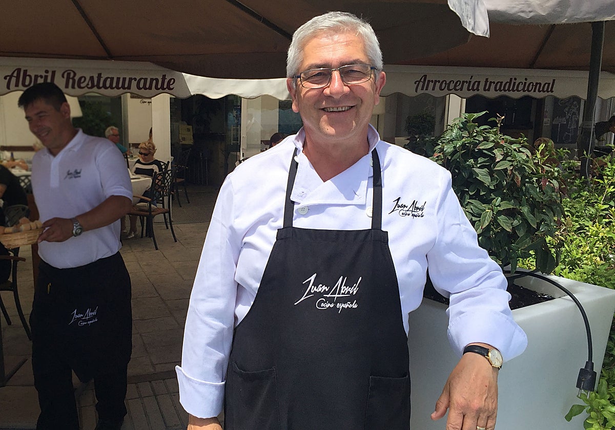 Juan Abril, presidente de Ahea, en una imagen de archivo frente a su local
