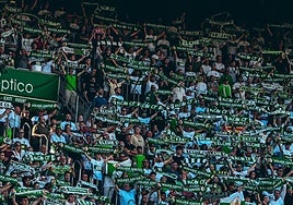 Afición franjiverde durante un encuentro en el Martinez Valero.