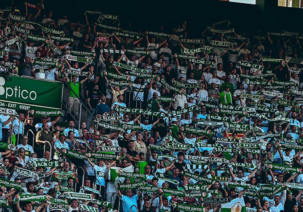 Afición franjiverde durante un encuentro en el Martinez Valero.