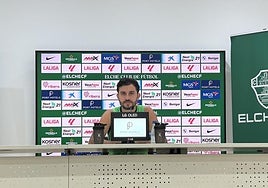 Víctor Chust atiende a los medios en la previa del partido ante el Real Madrid.