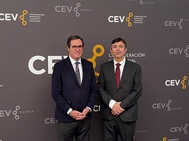 Vicente Lafuente (derecha) junto con Antoni Garamendi (presidente de CEOE, a la izquierda)