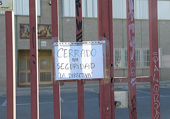 Un cartel indica el cierre del centro educativo tras la aparición de la plaga de pulgas.