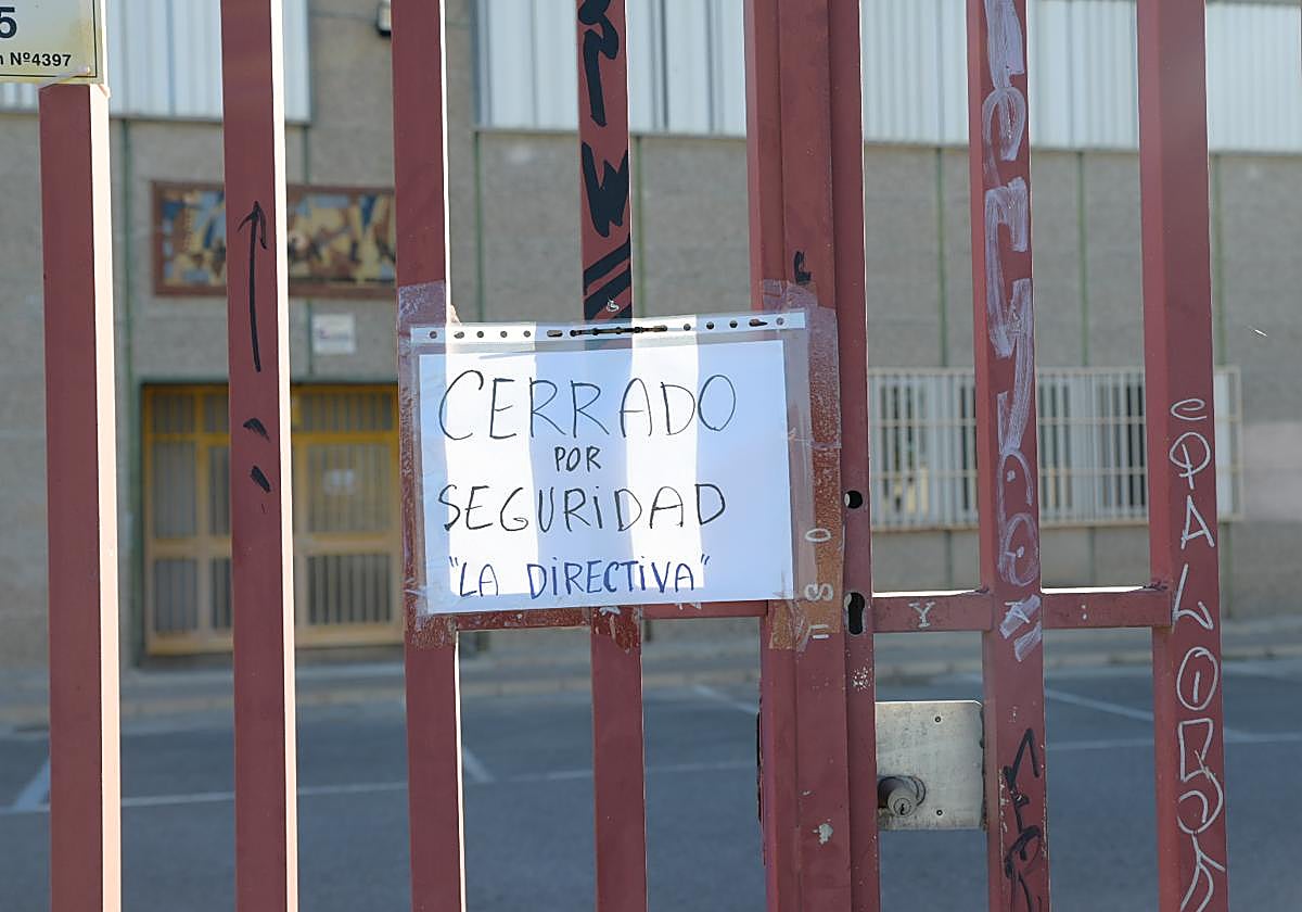 Un cartel indica el cierre del centro educativo tras la aparición de la plaga de pulgas.