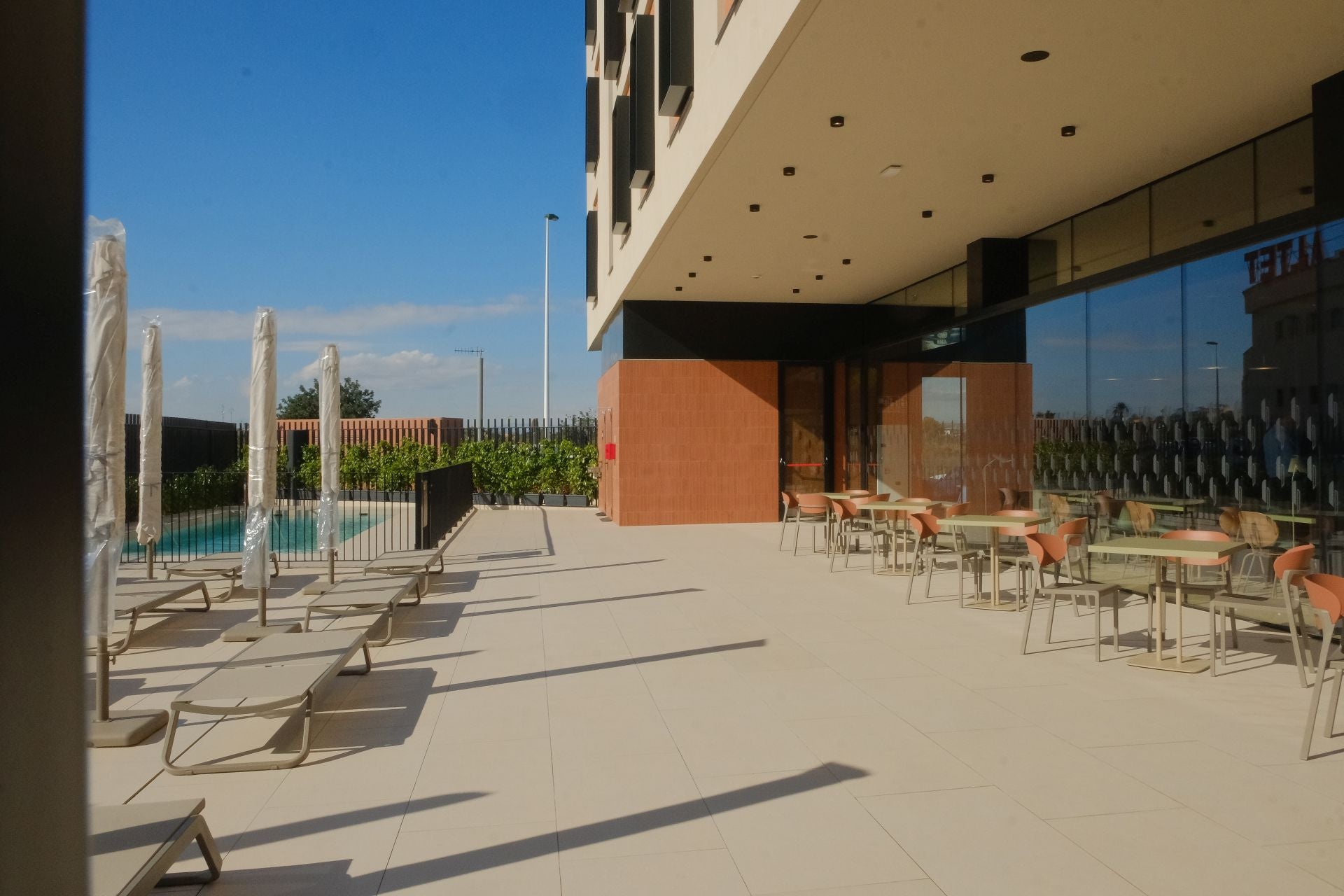 El aeropuerto de Alicante-Elche ya tiene hotel: Hampton by Hilton abre sus puertas