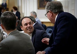 Pérez Llorca conversa con el Letrado Mayor de Les Corts, Paco Visiedo.