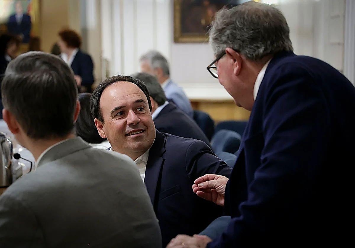 Pérez Llorca conversa con el Letrado Mayor de Les Corts, Paco Visiedo.