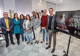 El alcalde de Elca, Rubén Alfaro, con concejales responsables de la programación de Navidad en la presentación de actividades.