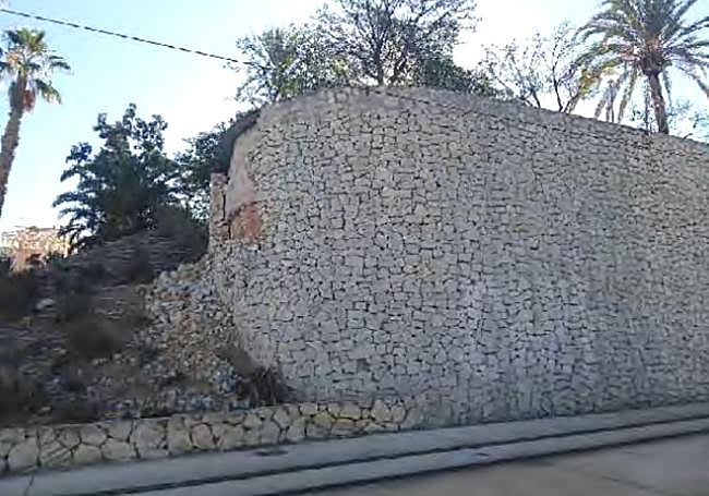 Estado del muro del Tram en el Barrio Obrero.