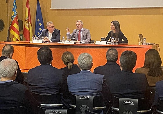El presidente de la Diputación, Toni Pérez; el conseller de Agricultura, Miguel Barrachina, y la directora general del Agua, Sabina Goretti, reunidos con los regantes.