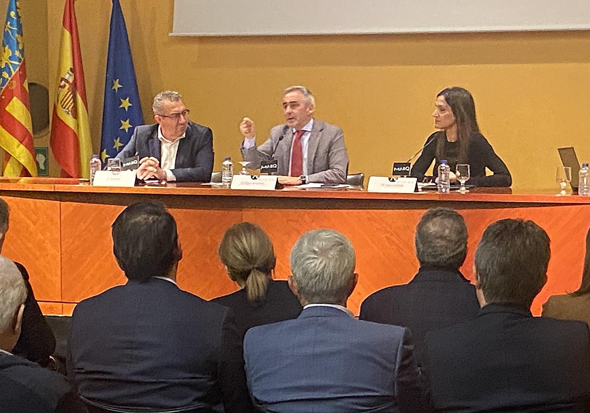 El presidente de la Diputación, Toni Pérez; el conseller de Agricultura, Miguel Barrachina, y la directora general del Agua, Sabina Goretti, reunidos con los regantes.