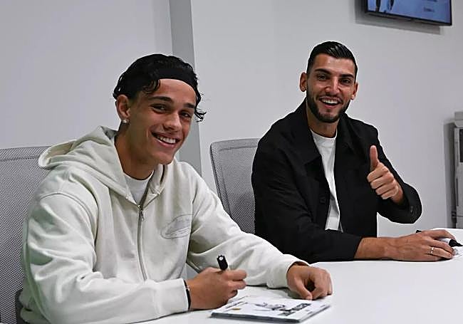 Momento del acto de firmas.