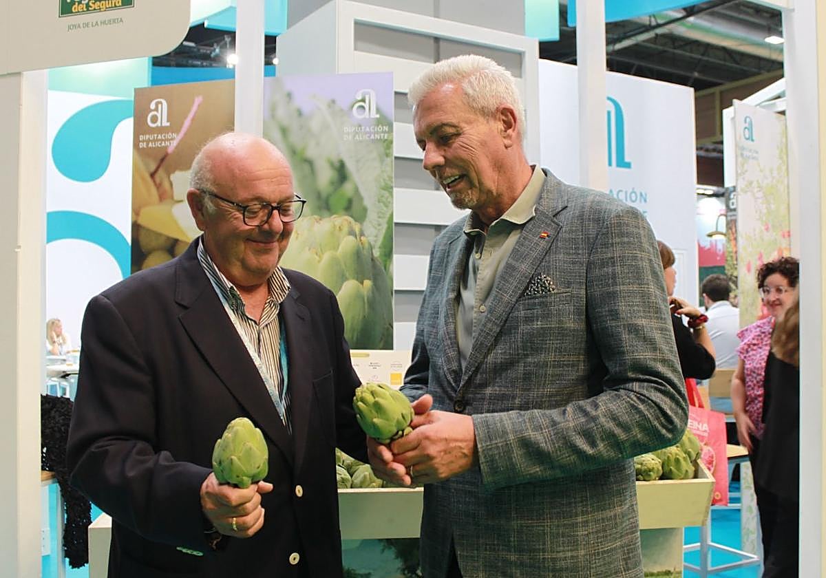 Antonio Ángel Hurtado y Antonio Galindo, durante la asamblea anual de la Asociación Alcachofa de la Vega Baja.