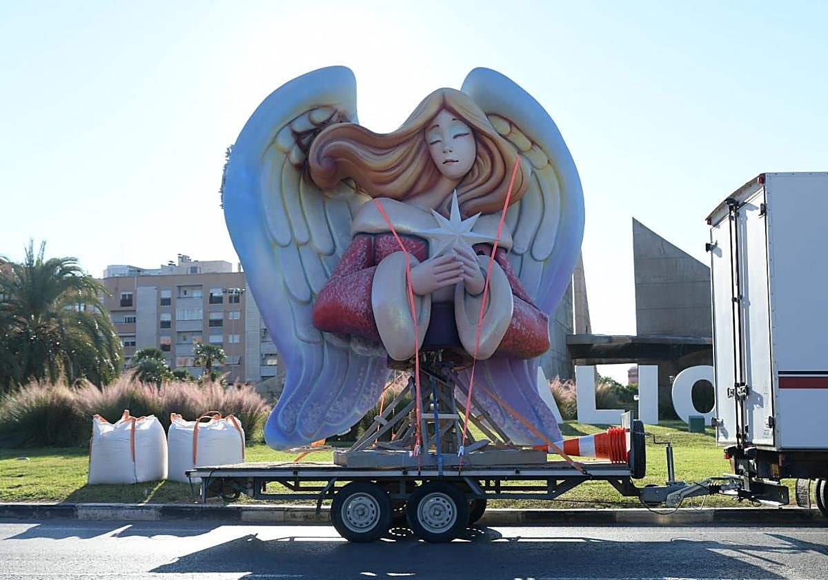 Imagen principal - Montaje del primer ángel de la Navidad.