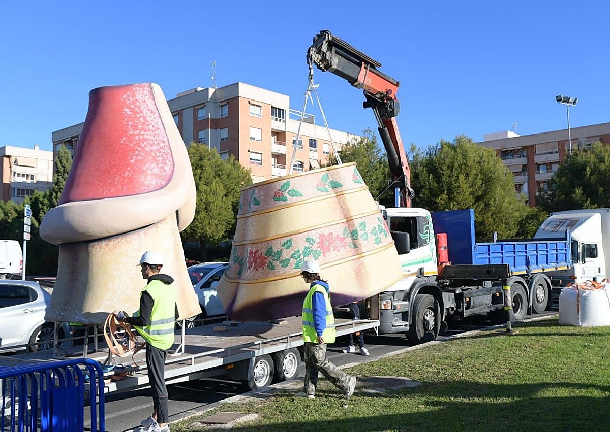Imagen secundaria 1 - Montaje del primer ángel de la Navidad.