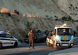 Efectivos municipales junto al vehículo siniestrado.