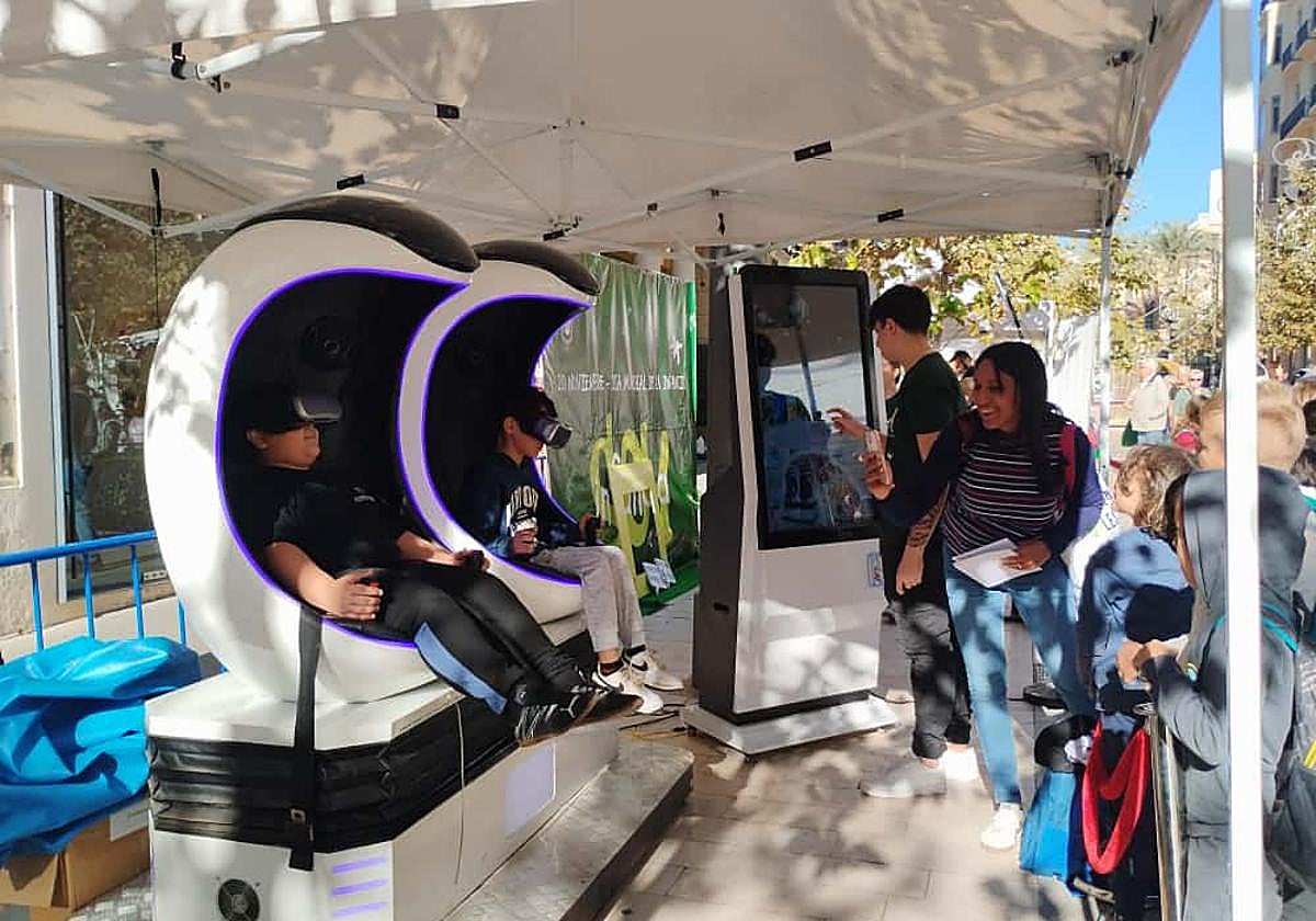 Los chavales disfrutan en una atracción de realidad virtual.