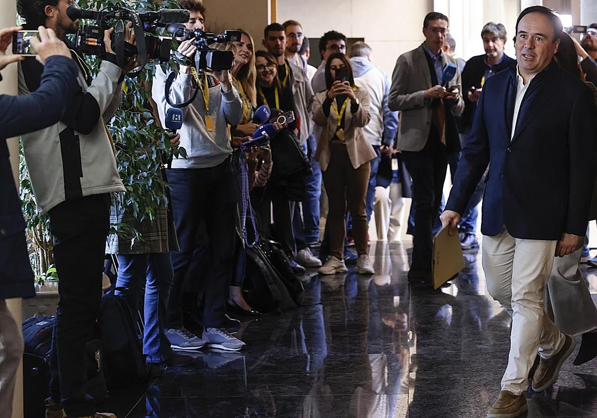 Perez Llorca, en los pasillos de Les Corts.