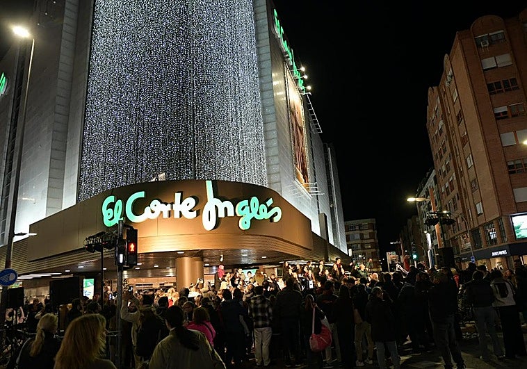 Encendido del tapiz decorativo de El Corte Inglés.
