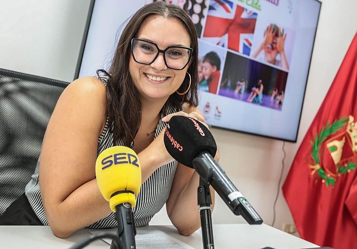 La concejala María Gisbert durante la presentación del reconocimiento otorgado al Ayuntamiento de Elda.