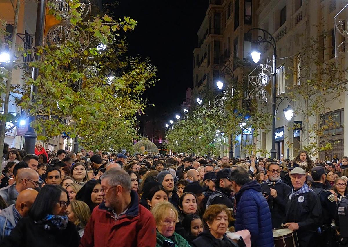 Imagen secundaria 1 - Alicante se baña en tonos champán con el encendido de las luces de Navidad más brillantes de la historia
