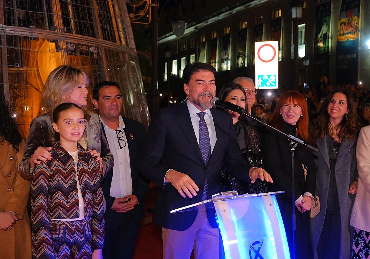 La Navidad ya brilla en Alicante con el encendido de luces