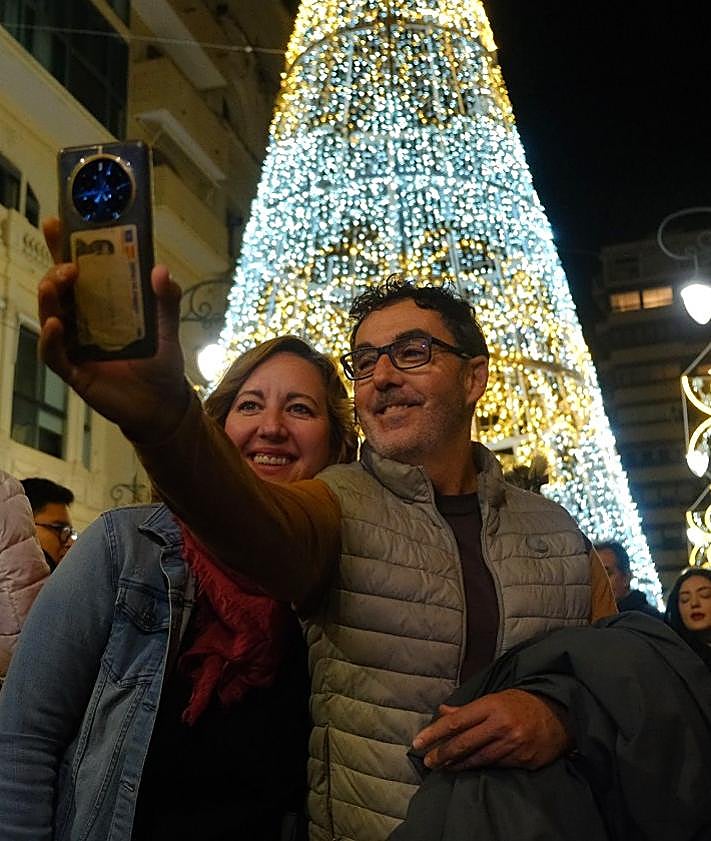 Imagen secundaria 2 - Alicante se baña en tonos champán con el encendido de las luces de Navidad más brillantes de la historia
