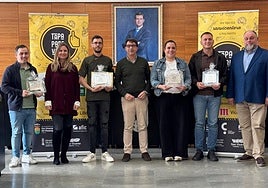El alcalde Pachi Pascual y el jurado entregan los galardones a los establecimientos premiados en la II Tapa Pare Vicent.