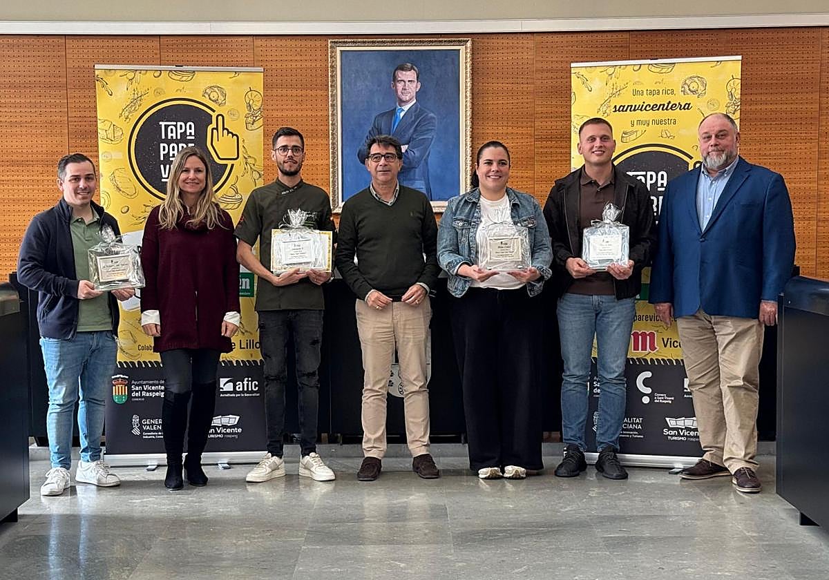 El alcalde Pachi Pascual y el jurado entregan los galardones a los establecimientos premiados en la II Tapa Pare Vicent.