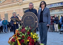 Placa de LUgar de Memoria Democrática en el Mercado Central.