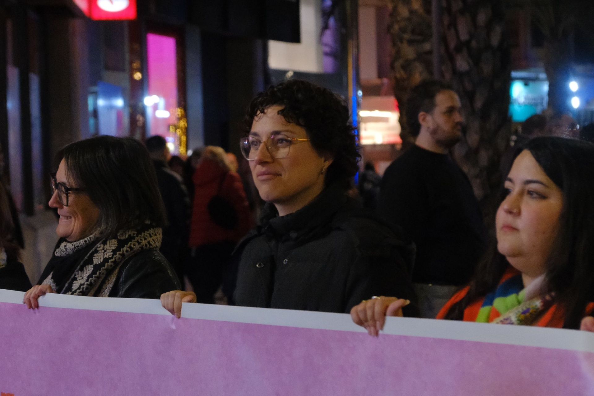 Las antorchas toman el centro de Alicante en una marcha multitudinaria por el 25N