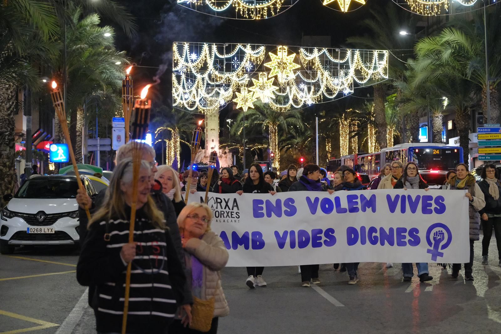 Las antorchas toman el centro de Alicante en una marcha multitudinaria por el 25N