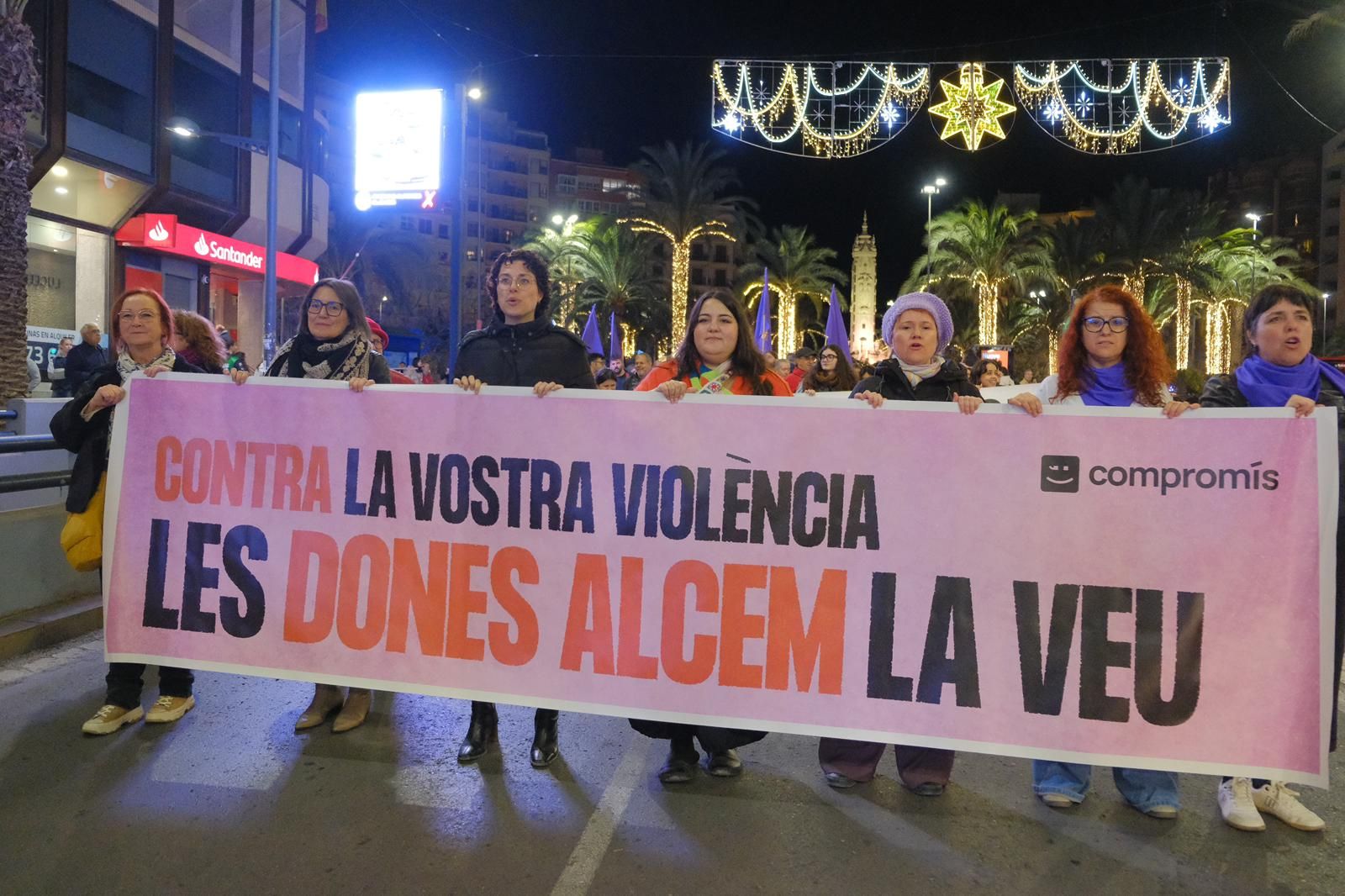 Las antorchas toman el centro de Alicante en una marcha multitudinaria por el 25N