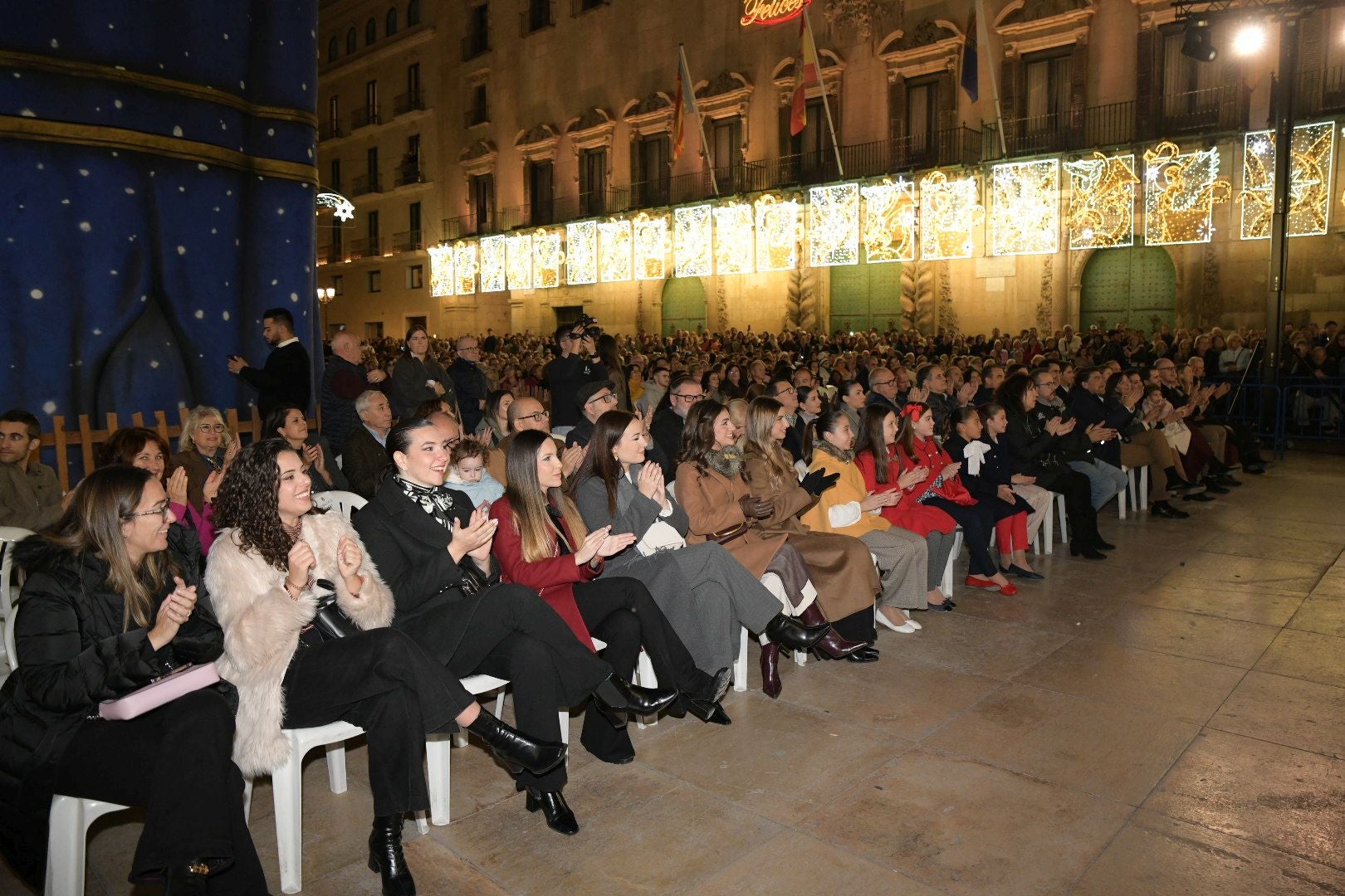 La inauguración del Belén gigante de Alicante transforma la plaza en un espectáculo de luz y magia