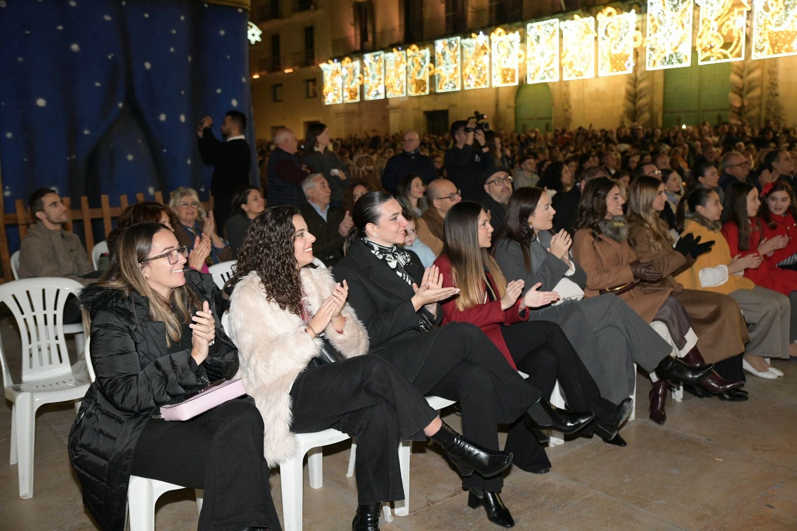 La inauguración del Belén gigante de Alicante transforma la plaza en un espectáculo de luz y magia