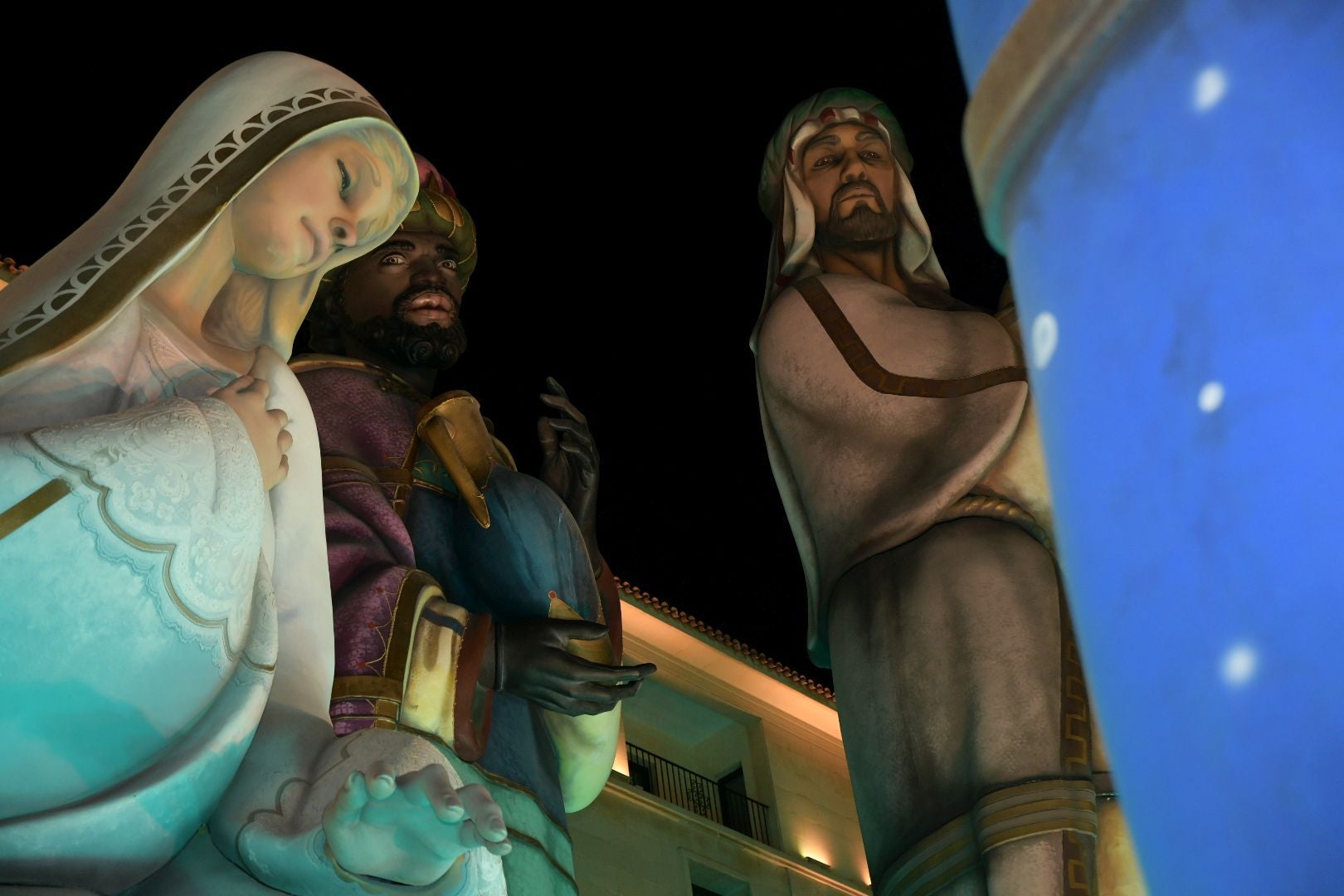 La inauguración del Belén gigante de Alicante transforma la plaza en un espectáculo de luz y magia