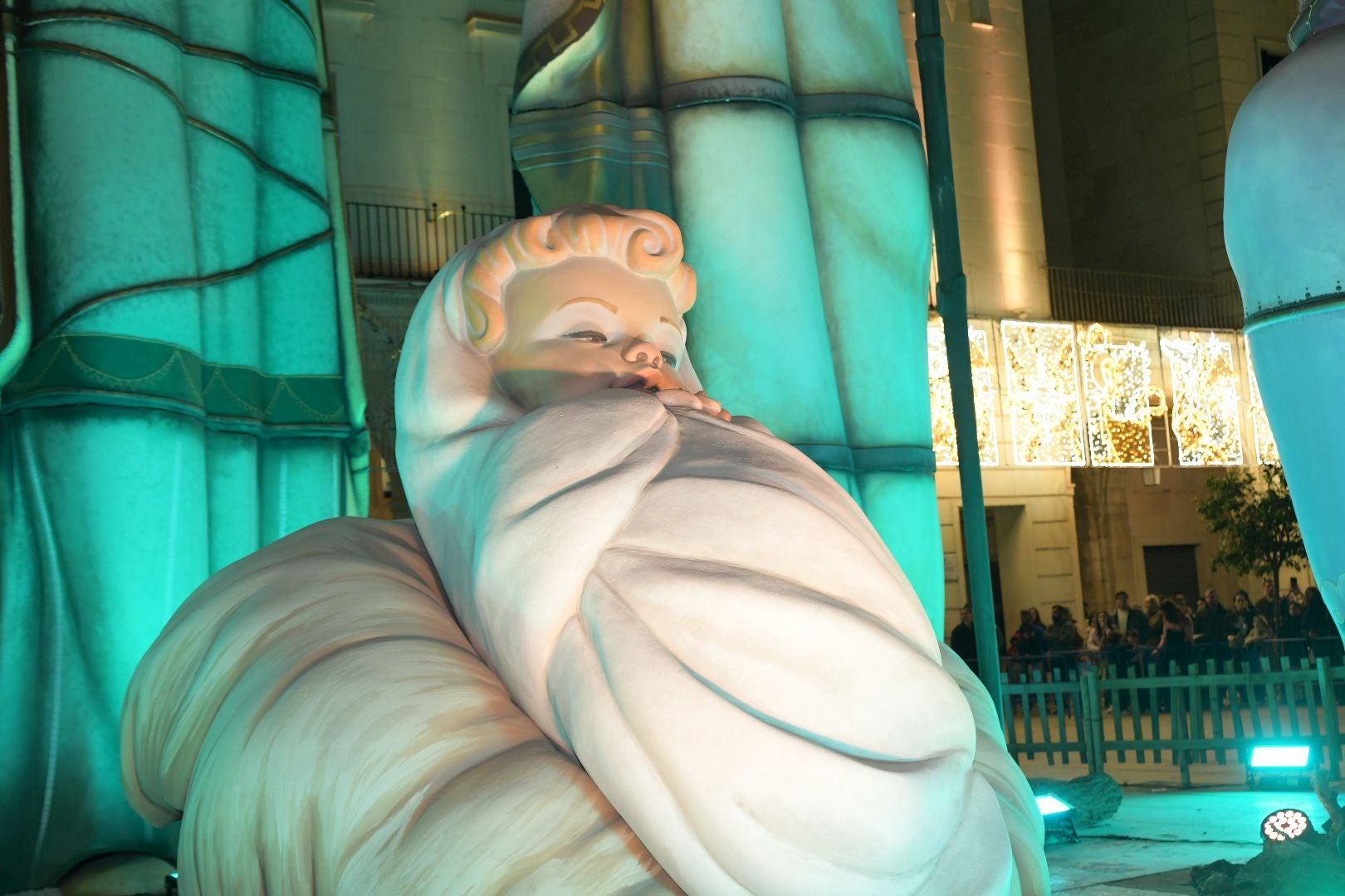 La inauguración del Belén gigante de Alicante transforma la plaza en un espectáculo de luz y magia