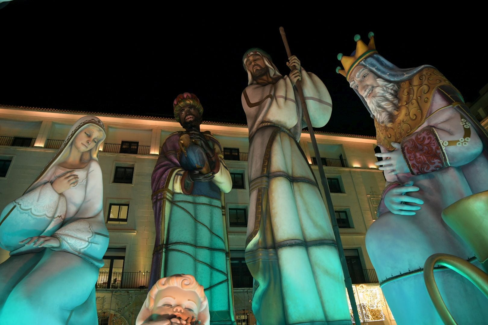 La inauguración del Belén gigante de Alicante transforma la plaza en un espectáculo de luz y magia